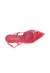 Scarpa in vernice rosa a punta con design di fibbie intrecciate e cinturino alla caviglia. L'interno presenta una soletta liscia rosa a contrasto.