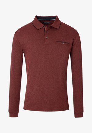 Polo a maniche lunghe di colore rosso scuro, con tessuto texture, colletto, patta con tre bottoni e una piccola tasca sul petto dotata di un bottone.