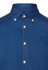 Camicia in denim di colore blu scuro, con colletto a camicia, bottoni bianchi e cuciture arancioni a contrasto lungo la patta frontale.
