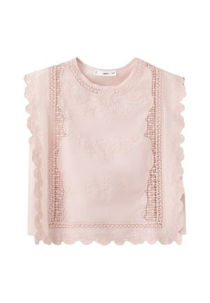 Blouse sans manches rose clair avec broderie florale, bordure en dentelle le long des bords, et détails festonnés sur les côtés et l'ourlet.