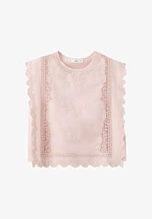 Bluză roz deschis fără mâneci, cu broderie florală, dantelă la margini și detalii valurate pe laterale și tiv.