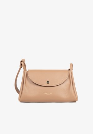 Beige leren schoudertas met klep en magnetische knoopsluiting, met een gestructureerd materiaal en subtiel Lancaster Paris-logo in gouden letters.