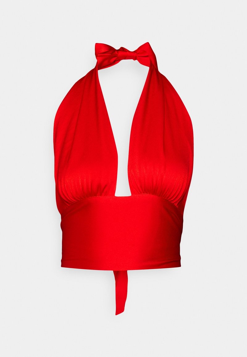 Červený top na zavazování za krkem s hlubokým výstřihem do V a nařaseným materiálem na odstínu, s detailem na zavazování kolem krku a plochým pásem v oblasti pasu.
