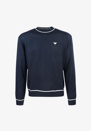 Maglione blu navy a maniche lunghe in materiale leggero, con un bordo bianco al colletto e all'orlo, e un piccolo logo sul petto.