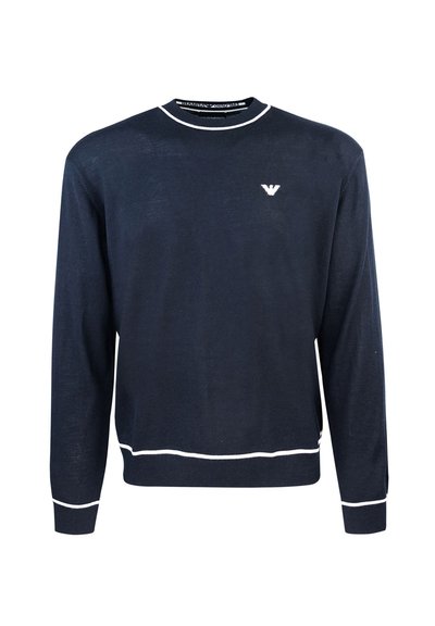 Maglione blu navy a maniche lunghe in materiale leggero, con un bordo bianco al colletto e all'orlo, e un piccolo logo sul petto.