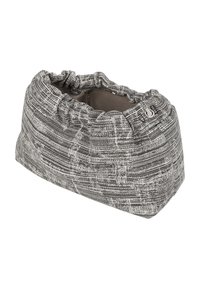 Harmaa kangaspanta, jossa on teksturoitu kuvio, rypytetty muotoilu ja hopeanvärinen koriste. Pehmeä materiaali, joustava säädettävän istuvuuden takaamiseksi.