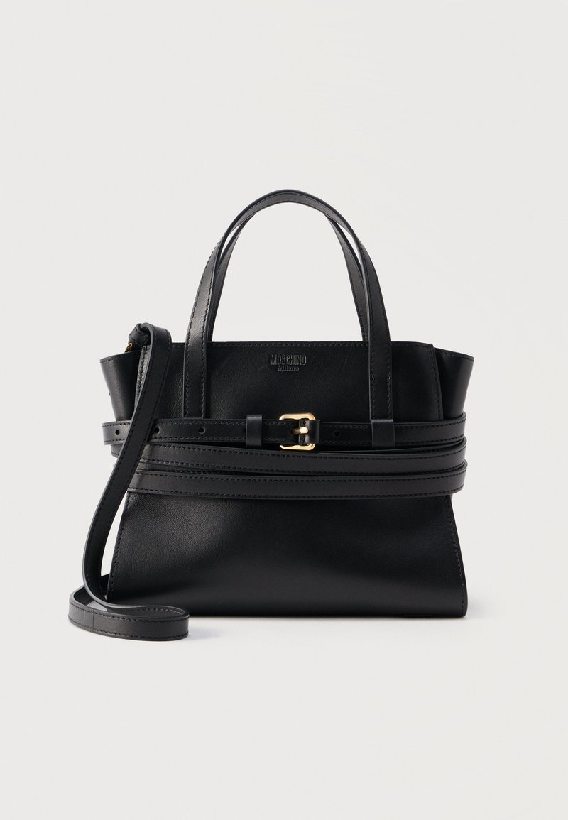 Sac à main Moschino en cuir noir avec doubles poignées, sangle d'épaule réglable et détail de ceinture décorative avec boucle en or sur fond uni.