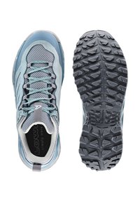 Scarpe da trekking azzurro chiaro con tomaia in rete, punta rinforzata e suola in gomma grigia con un'intensa trama per la trazione.