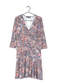 Kukapa paisley jakak sinilai bulu, panga lan krim. Nggawa lengan telu-papat lan rok melengkung. Digawe saka kain alus.