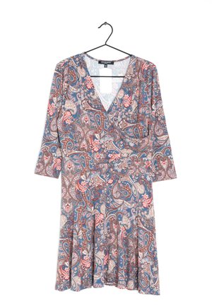 Abito avvolgente paisley floreale in tonalità di blu, rosso e crema. Presenta maniche a tre quarti e una gonna svasata. Realizzato in tessuto morbido.