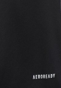 Schwarzer Stoff mit glatter Textur, der das weiße Logo "AEROREADY" in der unteren rechten Ecke zeigt. Einfaches Design, ohne zusätzliche Muster.