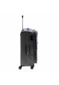 Grijze reiskoffer met wieltjes, voorzien van een uitschuifbaar handvat, ritssluitingen en een gestructureerd oppervlak. Vier zwarte draaibare wielen voor mobiliteit.