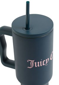 Contenitore per bevande riutilizzabile di colore teal scuro con coperchio, dotato di una cannuccia verde integrata e testo rosa che recita "Juicy Cup" in un carattere decorativo.