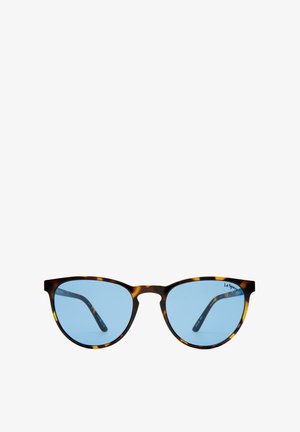 Okulary przeciwsłoneczne z oprawką w kolorze muszli żółwia, z okrągłymi, niebieskimi, przyciemnianymi szkłami, lekko wygiętym mostkiem i cienkimi zausznikami sięgającymi do tyłu.