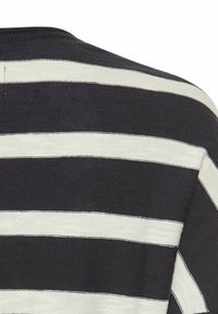 Gestreifter Pullover in Marineblau und Creme, aus weichem Stoff gefertigt. Breite horizontale Streifen und ein Rundhalsausschnitt.