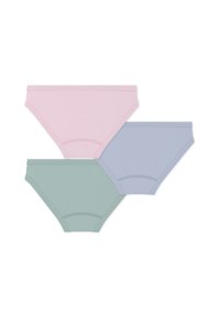 Τρία ζευγάρια γυναικείων βαμβακερών σλιπ σε απαλές παστέλ αποχρώσεις: ανοιχτό ροζ, ανοιχτό μπλε και απαλό πράσινο. Λεία υφή, απλός σχεδιασμός.