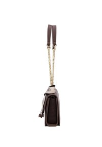 Borsa in pelle marrone con doppie cinghie, una testurizzata e una in catena dorata. Presenta una chiusura con zip e un inserto in tessuto sul lato.