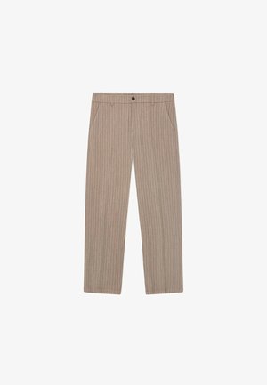 Beżowe, prążkowane spodnie o dopasowanym kroju, z dwoma kieszeniami po bokach i zapięciem na guzik w pasie. Gładki materiał z pionowymi liniami.