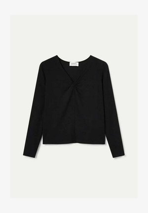 Top negro de manga larga con escote en V y detalle de torsión en el centro, confeccionado en un material suave y elástico. Diseño simple y ajustado.