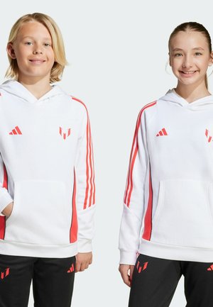 Sweatshirt à capuche blanche avec des rayures rouges sur les manches, poches avant et logo. Pantalons noirs avec des accents rouges. Tissu lisse et coupe décontractée.