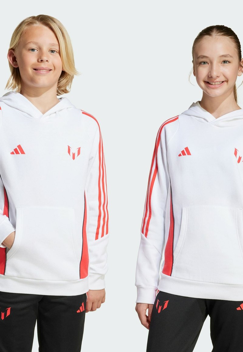 Sweatshirt à capuche blanche avec des rayures rouges sur les manches, poches avant et logo. Pantalons noirs avec des accents rouges. Tissu lisse et coupe décontractée.