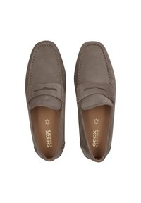 Mocassini grigi in suede con cucitura rialzata e dettaglio a fiocco, dotati di una soletta in pelle marrone. Design minimalista, stile slip-on.