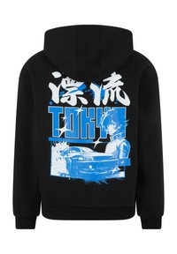 Sudadera negra con un diseño gráfico azul que incluye texto en japonés, una figura ilustrada y un coche. Textura suave con un ajuste clásico.