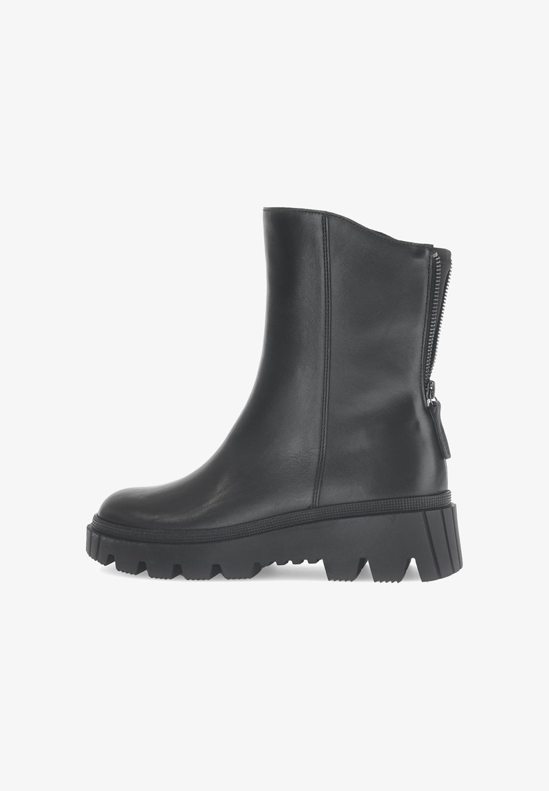 Botín de cuero negro hasta el tobillo con suela gruesa tipo lug y cremallera trasera, con un acabado suave y detalles de costura minimalistas.