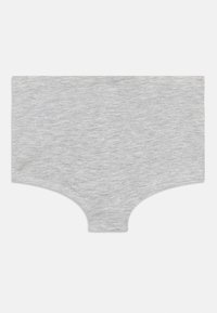 Γκρι βαμβακερό εσώρουχο hipster με ομαλή υφή, απλό σχέδιο χωρίς ορατά μοτίβα ή εξαρτήματα.