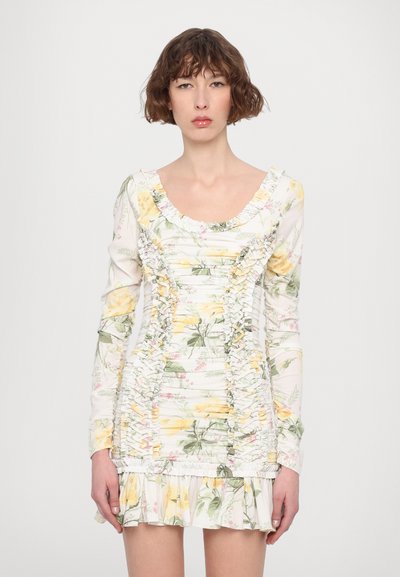 Weißes floral gemustertes Minikleid mit langen Ärmeln. Es zeichnet sich durch gelbe und rosa Blumenprints, geraffte Details und einen Volantsaum aus.