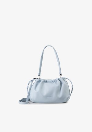 Lichtblauwe zachte leren handtas met rimpelige bovenkant, enkele schouderriem en afneembare crossbodyriem op witte achtergrond.