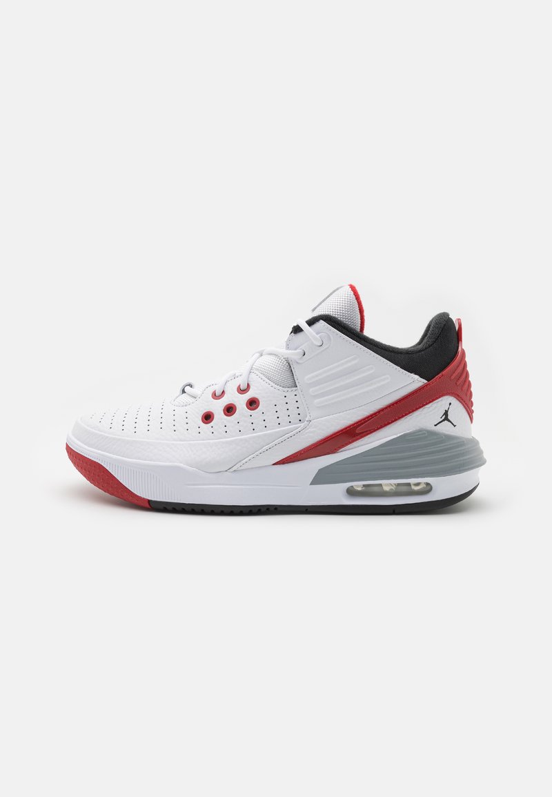 Zapatilla deportiva blanca con parte superior perforada, acentos rojos, soporte en el talón gris y una unidad de amortiguación de aire visible en la suela.