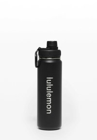 Črna izolirana steklenica za vodo z mat površino, opremljena s šroubnim pokrovom, ročajem in srebrnim napisom blagovne znamke, ki je prikazan navpično.