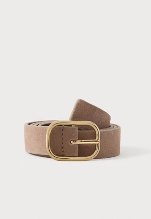 Taupekleurige suède riem opgerold met een gepolijste gouden ovale gesp, weergegeven op een witte achtergrond.