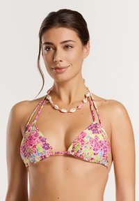 Virágmintás bikini felsőrész, élénk rózsaszín, zöld és kék mintákkal; háromszög alakú kosarak vékony pántokkal; egy kagylóból készült nyaklánc teszi teljessé a megjelenést.