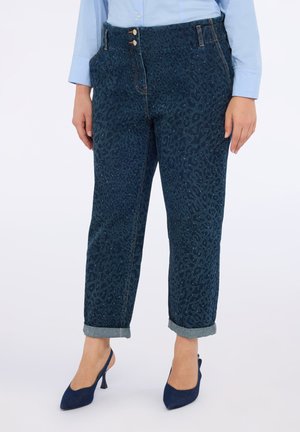 Dunkelblaue Jeanshose mit einem Leopardenmuster, hoch geschnitten, mit gerolltem Saum und Zwei-Knopf-Verschluss. Glatte Textur.