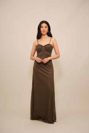 Rochie lungă până la podea, de culoare verde măsliniu, cu bretele subțiri, bust plisat și textură netedă. Design simplu, cu talie ajustată și fustă fluidă.