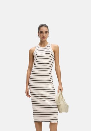Striped midi dress in beige and dark brown. Sleeveless design with a fitted shape. Model holding a light beige handbag.