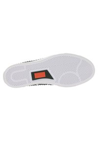 Schwarze Sneakersohle mit einer weißen Gummisohle. Verfügt über ein Fischgrätenmuster und einen roten Markenakzent in der Mitte.