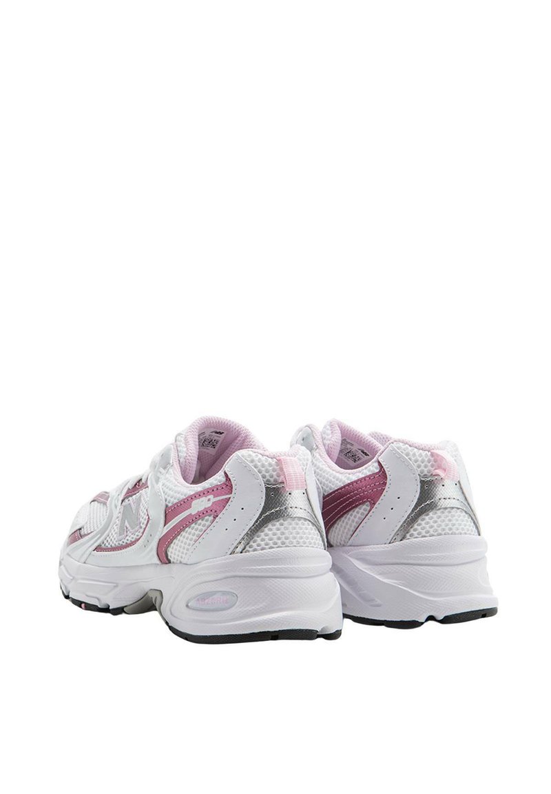 Zapatillas deportivas blancas con acentos rosas, parte superior de malla, cuello acolchado y suela de goma. Presenta detalles metálicos y cierre de cordones.