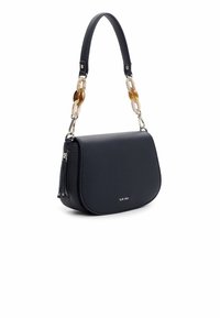 Tamsiai mėlyna odinė rankinė su apvalia forma, puošta dekoratyviniu grandinėlės dirželiu, užtrauktuko detalė ir logotipu priekyje. Tekstūruota paviršiaus.