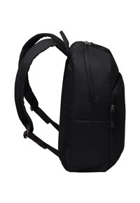 Mochila negra hecha de tela texturizada, con correas de hombro acolchadas, un bolsillo frontal con cremallera y un diseño rectangular elegante.
