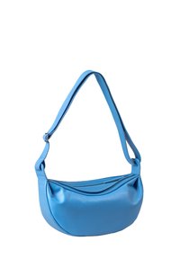 Blaue Leder-Schultertasche mit einer geschwungenen, weichen Form, einem einzelnen verstellbaren Tragegurt und einem Reißverschlussverschluss für sichere Aufbewahrung. Glatte Textur.