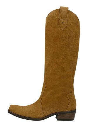 Beżowy zamszowy kowbojski but za kolano z niskim, warstwowym drewnianym obcasem i pętelką u góry.