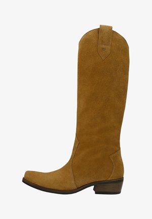 Beżowy zamszowy kowbojski but za kolano z niskim, warstwowym drewnianym obcasem i pętelką u góry.