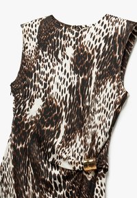Ärmelloses Kleid im Leopardenmuster-Design mit braunen und schwarzen Punkten auf weißem Hintergrund. Verfügt über einen goldenen Akzent an der Taille.