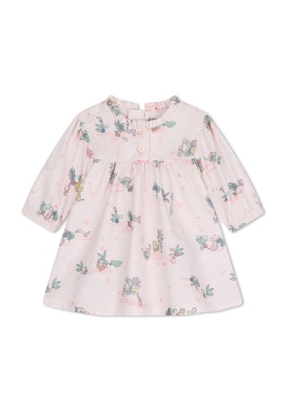 Robe rose clair avec un col, des manches longues, une fermeture à boutons sur le devant et des motifs ludiques d'animaux et de plantes. Tissu doux.