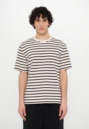 T-shirt rayé en crème et bleu marine, manches courtes, encolure ronde, tissu doux, coupe droite, rayures horizontales sur le corps.