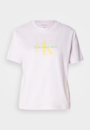 Hvid bomulds T-shirt med rund halsudskæring og korte ærmer, med et gult og grønt "Calvin Klein" logo og "CK" grafik på forsiden.