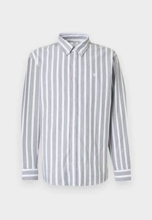 Herreskjorte med knapper, grå og hvite vertikale striper, lange ermer, og en liten logo på brystet. Bomullsstoff, klassisk krage.